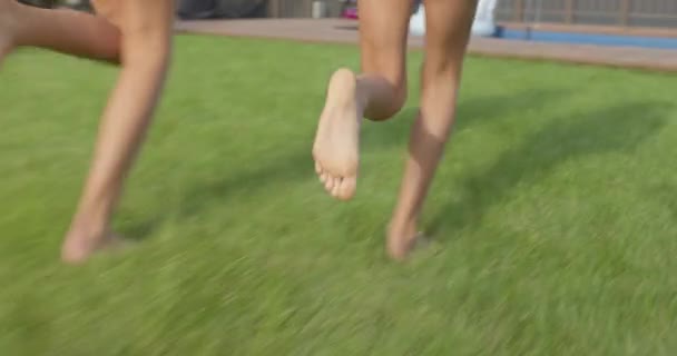 Feet of children running to pool — Stock Video