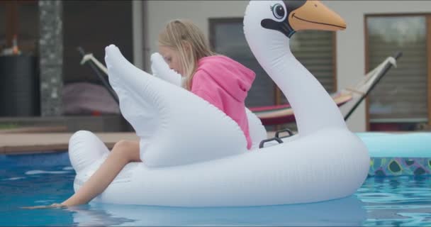 Mädchen auf Schwan im blauen Pool — Stockvideo