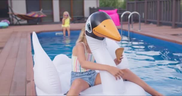 Niño nada en el cisne en la piscina azul — Vídeos de Stock