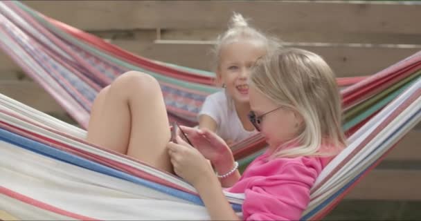 Schattig meisje in kleurrijke hangmat — Stockvideo