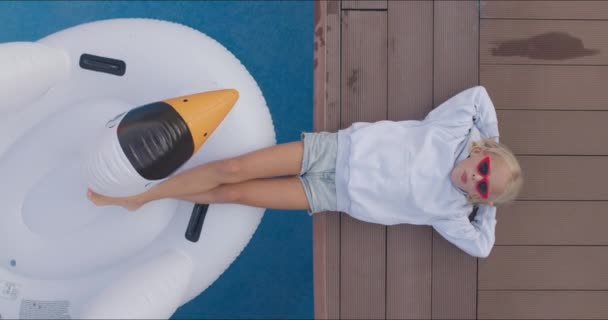 Kind allein am Beckenrand liegend — Stockvideo
