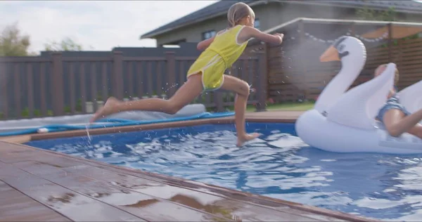 Los niños nadan y bucean en la piscina —  Fotos de Stock