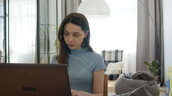 Cara de mujer mirando monitor en la oficina —  Fotos de Stock