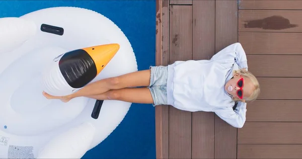 Gyermek egyedül feküdt szélén medence — Stock Fotó