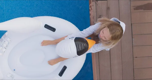 Niño solo se sienta en el borde de la piscina —  Fotos de Stock