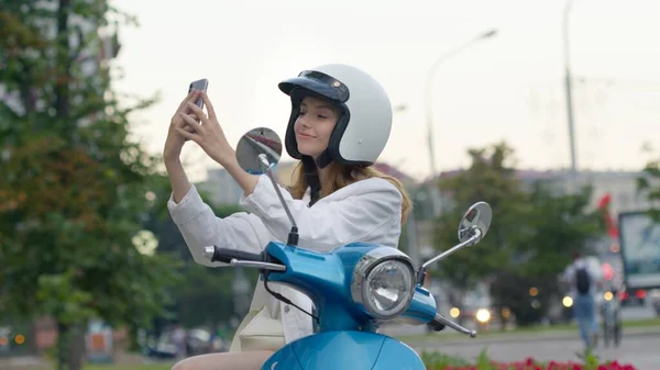 Mujer sonriente haciendo selfie al aire libre —  Fotos de Stock