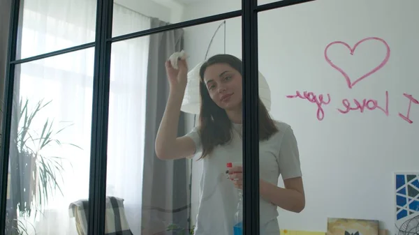 部屋の掃除窓の女性 — ストック写真