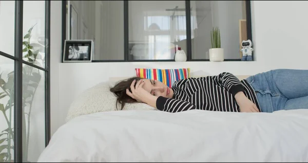 Mujer joven cansada aburrida en casa — Foto de Stock