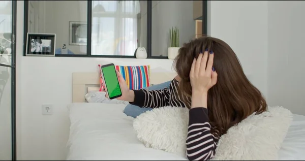 Menina usando telefone com tela verde — Fotografia de Stock