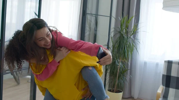 Amiche donne scherzare in giro a casa — Foto Stock