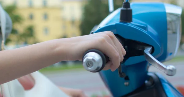 Hand des Radfahrers hält das Gaspedal. — Stockfoto