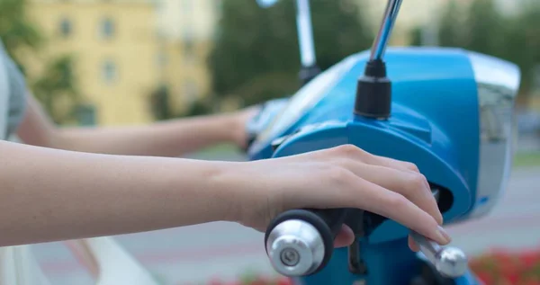 Hand des Radfahrers hält das Gaspedal. — Stockfoto