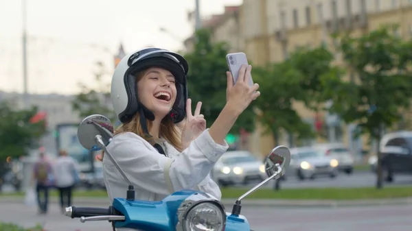 Sorrindo mulher fazendo selfie ao ar livre — Fotografia de Stock