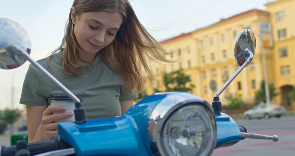 Chica se sienta en bicicleta y bebe jugo — Foto de Stock