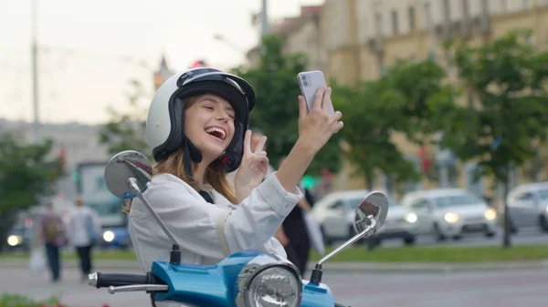 Χαμογελαστή γυναίκα κάνει selfie σε εξωτερικούς χώρους — Φωτογραφία Αρχείου