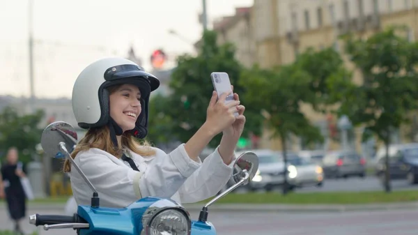 Usmívající se žena dělat selfie venku — Stock fotografie