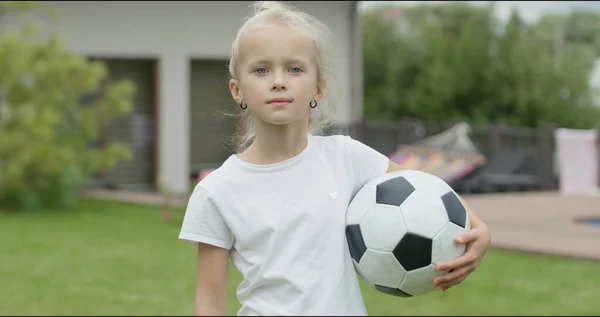 Fille tenant un ballon de football — Photo