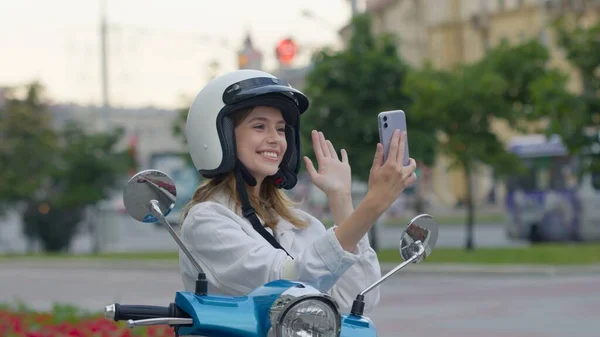 Lächelnde Frau macht Selfie im Freien — Stockfoto