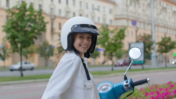 Chica en bicicleta mirando a la cámara —  Fotos de Stock