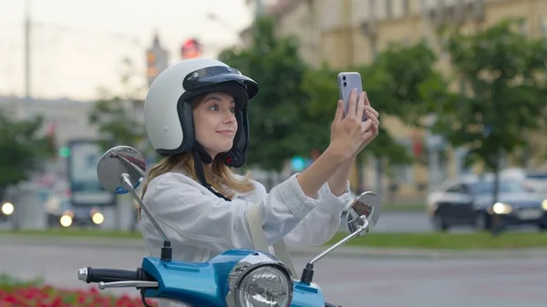 Mujer sonriente haciendo selfie al aire libre —  Fotos de Stock