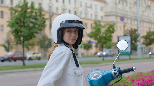 Девушка сидит на велосипеде и смотрит на город — стоковое фото