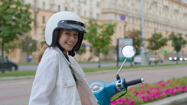 Mädchen auf Fahrrad blickt in Kamera — Stockfoto