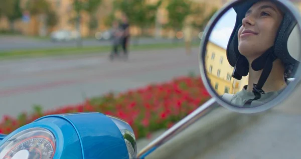 Reflexion des Gesichts des jungen schönen Mädchens — Stockfoto