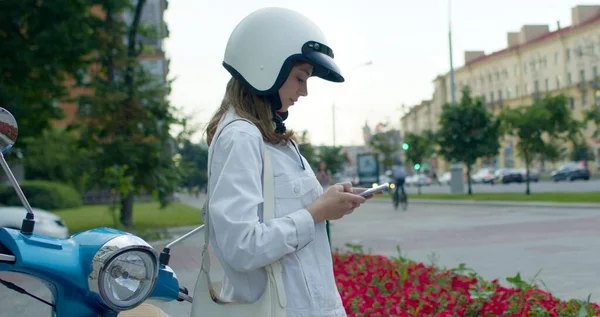 Chica sentado en bicicleta y cheking teléfono —  Fotos de Stock