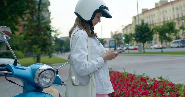 Chica sentado en bicicleta y cheking teléfono — Foto de Stock