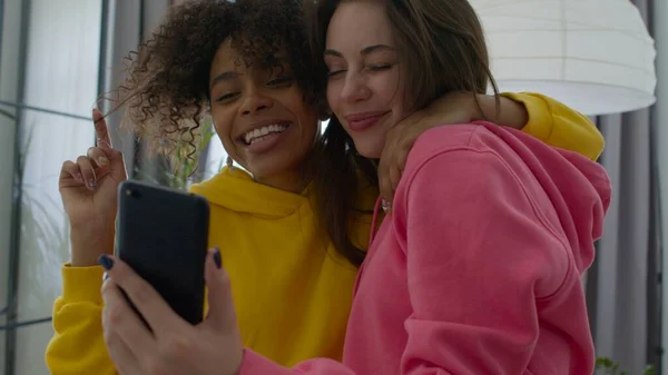 Happy girls taking selfie on the phone — Stock fotografie