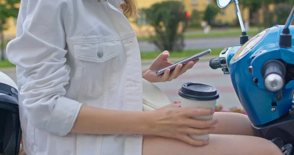 Meisje zittend op de fiets en cheking telefoon — Stockfoto