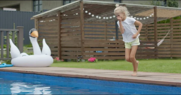 Çocuk yüzüyor ve havuza dalıyor. — Stok fotoğraf