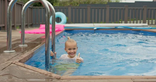 Los niños nadan y bucean en la piscina —  Fotos de Stock