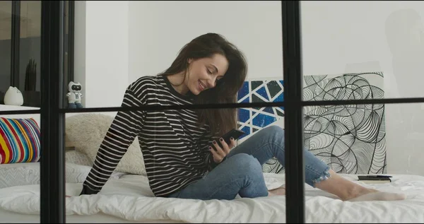Дівчина читає новини по телефону — стокове фото