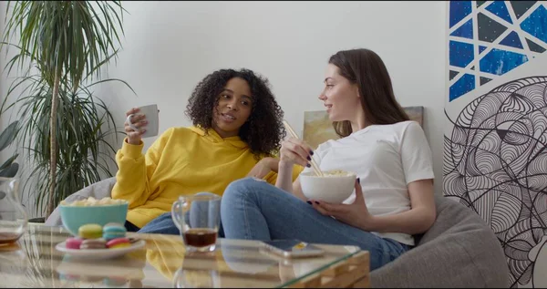 Dos chicas sonrientes discutiendo chismes —  Fotos de Stock