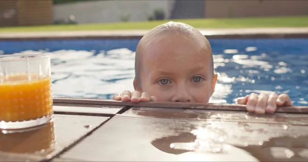 Chica sonriente en la piscina —  Fotos de Stock