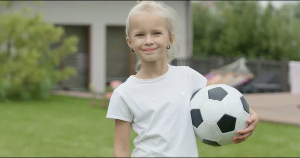 Fille tenant un ballon de football — Photo