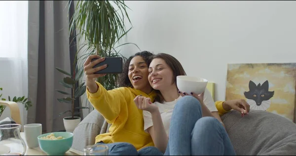 Mujeres felices tomando selfie por teléfono —  Fotos de Stock