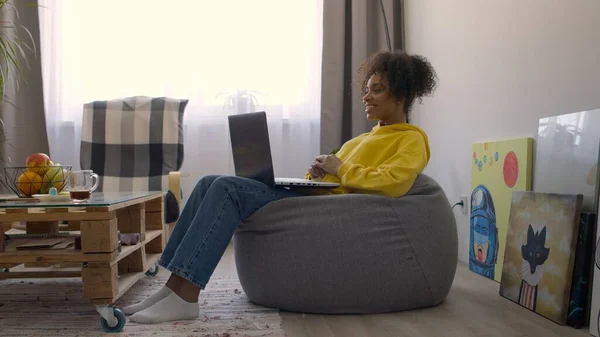 Schwarze Frau arbeitet von zu Hause aus — Stockfoto