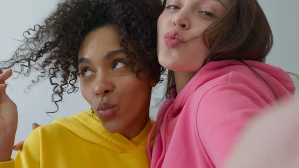 Chicas felices tomando selfie en el teléfono — Foto de Stock