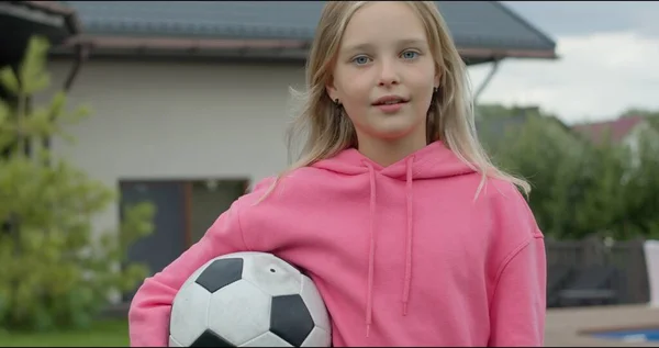 Meisje houdt van een voetbal — Stockfoto