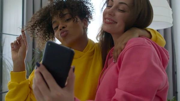 Happy girls taking selfie on the phone — Stock fotografie