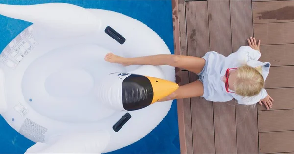 Niño solo tendido en el borde de la piscina —  Fotos de Stock