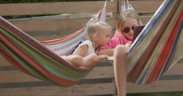 Schattig meisje in kleurrijke hangmat — Stockfoto