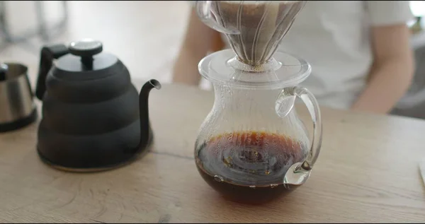 咖啡中倒入咖啡的工艺 — 图库照片