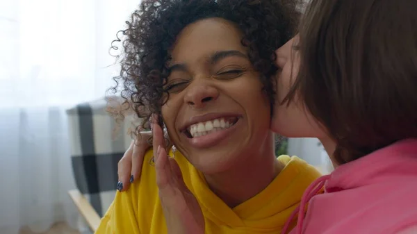 Chicas felices tomando selfie en el teléfono — Foto de Stock