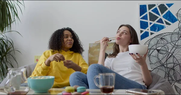 Dos chicas sonrientes discutiendo chismes —  Fotos de Stock