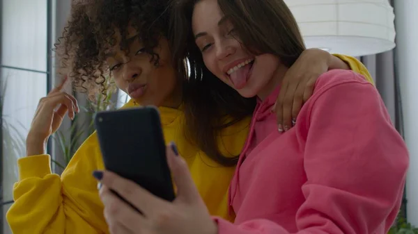 Happy girls taking selfie on the phone — Stock Photo, Image