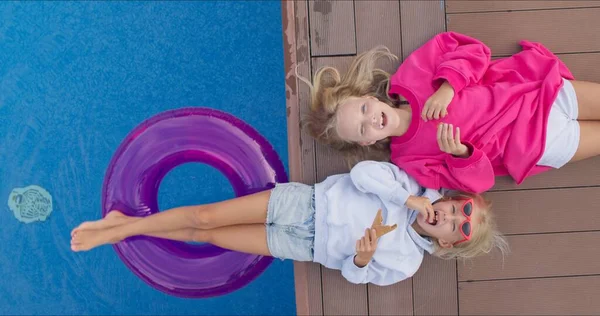 Niño solo tendido en el borde de la piscina — Foto de Stock