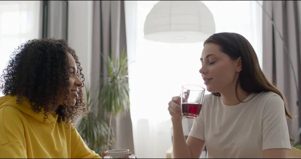 Amici che fanno colazione e bevono caffè Foto Stock